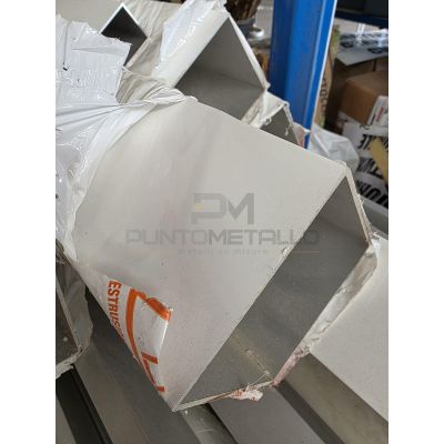100X100X2 RAL 9010